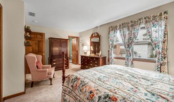 2 Sachem Dr, Cromwell, CT 06416
