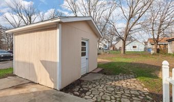 907 E Hunt St, Adrian, MI 49221
