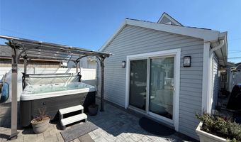 3 Desoto Rd, Amity Harbor, NY 11701