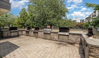 75 S REYNOLDS St 411, Alexandria, VA 22304