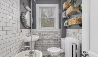 5 Conrad Ct, Newport, RI 02840