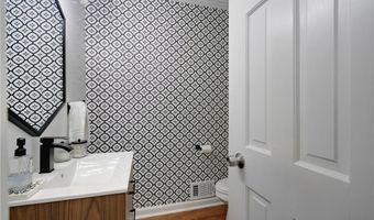 813 Lakeshore Dr, Berkeley Lake, GA 30096