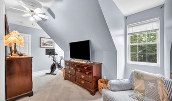 21 Lakeview Dr, Branford, CT 06405