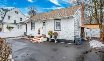 26 Smith St, Amityville, NY 11701