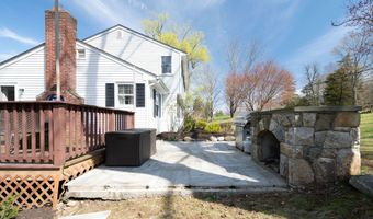 2 Greenview Rd, Brookfield, CT 06804