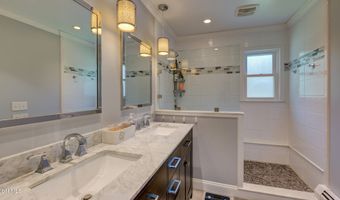 4 Fairway Ct, Albany, NY 12208