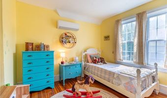48 Central St, Warwick, RI 02886