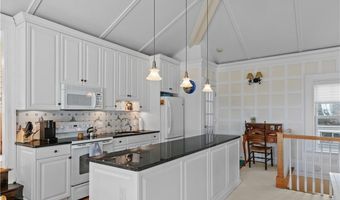 44 Bliss Mine Rd 4, Middletown, RI 02842