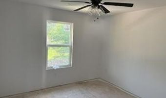 137 W Hawthorne St, Aurora, MO 65605