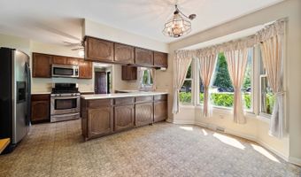 2218 N Williamsburg St, Arlington Heights, IL 60004