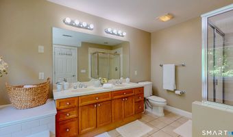 14 Woodcrest Ln 14, Danbury, CT 06810