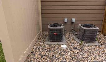 1716 Miller Ln, Aberdeen, SD 57401