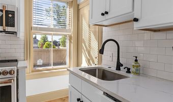 18 Barney St 1, Newport, RI 02840