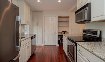 318 Corey Ln 318, Middletown, RI 02842