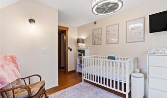 33 Wapping Dr, Bristol, RI 02809