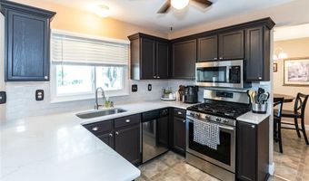 1915 Fox Pointe Dr, Arnold, MO 63010
