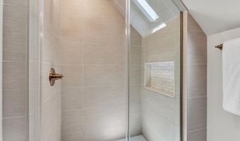 40 Icemeadow Ln, Aberdeen, NJ 07747