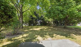 405 Hilltop Dr, Angola, IN 46703