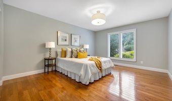 924 Forest Lake Ct, Ballwin, MO 63021