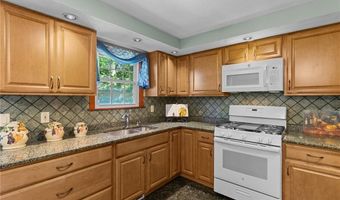 72 Winifred Ave, Warwick, RI 02889