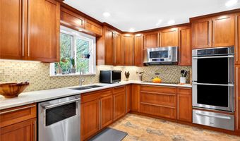 2 Crest Hollow Ln, Albertson, NY 11507