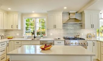 18 Chantilly Dr, Barrington, RI 02806