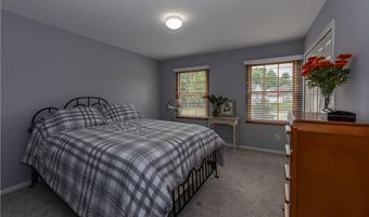 300 Lakeview Cir, Aurora, OH 44202