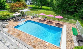 20 Laura Dr, Danbury, CT 06811