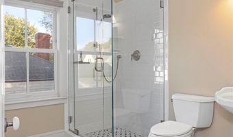 17 Everett St, Newport, RI 02840