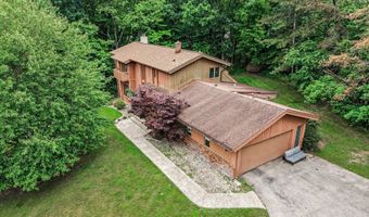 540 Roundtree Dr NE, Ada, MI 49301