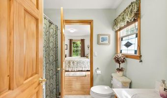 21 Bowling Green Ln, Belfast, ME 04915