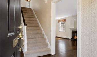 20 Drowne Pkwy, East Providence, RI 02916