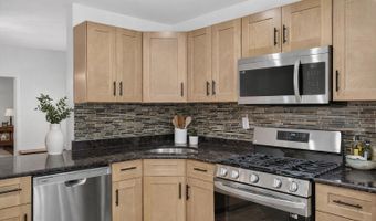 28 Willow St, Bayonne, NJ 07002