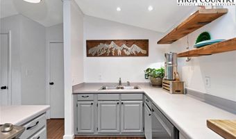 424 Clubhouse Dr, Banner Elk, NC 28604