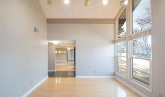 507 Glenmeadow Dr, Ballwin, MO 63011