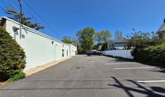 121 W Oak St, Amityville, NY 11701
