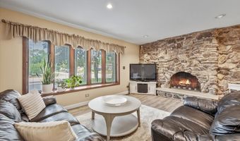 2631 N Stuart Dr, Arlington Heights, IL 60004