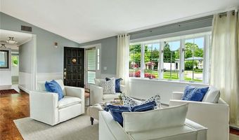 33 Meadowbrook Dr, Barrington, RI 02806