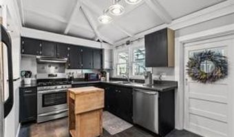14 Dearborn St, Newport, RI 02840