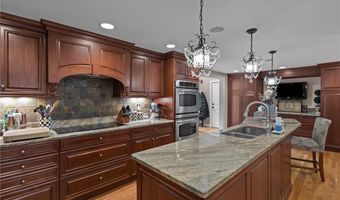 152 Glen Hills Dr, Cranston, RI 02920