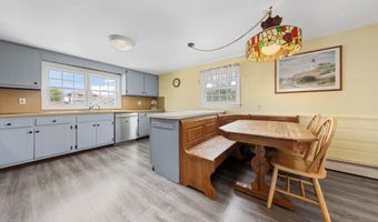 25 Meadow Ln, Amityville, NY 11701