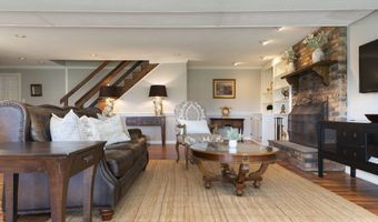 29 Woodland Dr, Avon, CT 06001