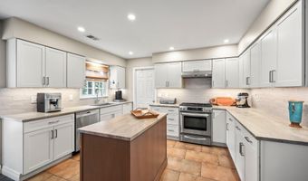 2 Independence Dr, Aberdeen, NJ 07747