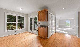 40 Nathan Hale Ct, Cheshire, CT 06410