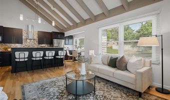 909 Parma Dr, Ballwin, MO 63021