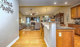 61 Pondview Cir 61, Beacon Falls, CT 06403