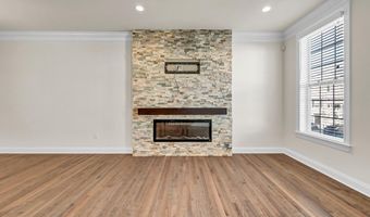 10 Putnam Ln 10, Danbury, CT 06810