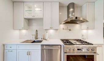 8 CARRIAGE HOUSE Cir, Alexandria, VA 22304