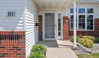 923 W WINDTREE Dr, Appleton, WI 54914