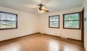 907 E Crabtree Dr, Arlington Heights, IL 60004